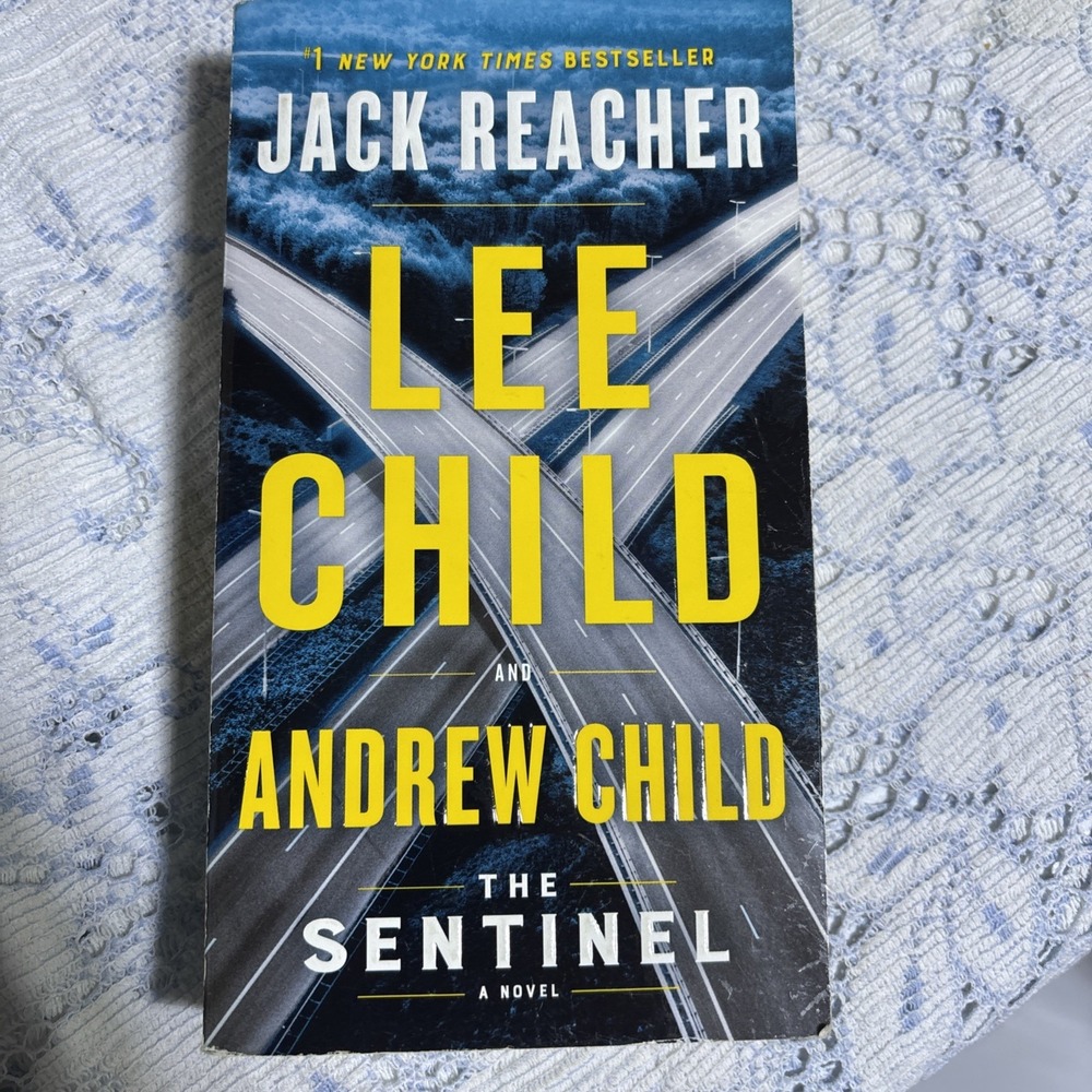 The Sentinel: A Jack Reacher Novel - Mass Market Paperback By Child, Lee - GOOD